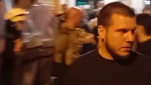 KAKVA SRAMOTA! Blokader terorista šutirao komandanta policije u Beogradu - sud ga pustio! (FOTO)