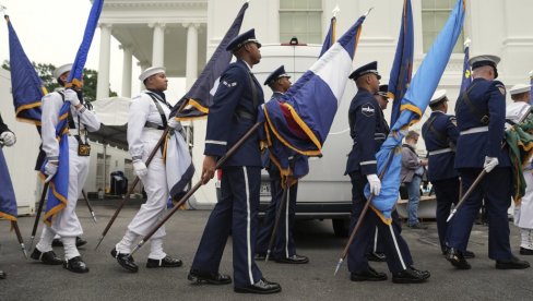 TRAMP NALOŽIO MINISTARSTVU ODBRANE: Pronađite sredstva za plate vojnika