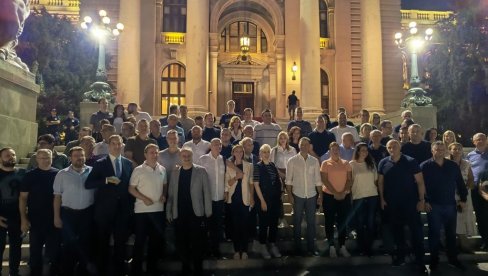 БРАНИЋЕМО СРБИЈУ ОД СВАКОГ ЗЛА КОЈЕ ЈОЈ ПРЕТИ Министарка Месаровић провела вече са грађанима испред Скупштине (ФОТО)