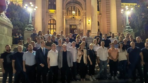 MINISTRI SA NARODOM ISPRED SKUPŠTINE: Mali, Selaković, Mesarović i ostali podržavaju studente koji hoće da uče