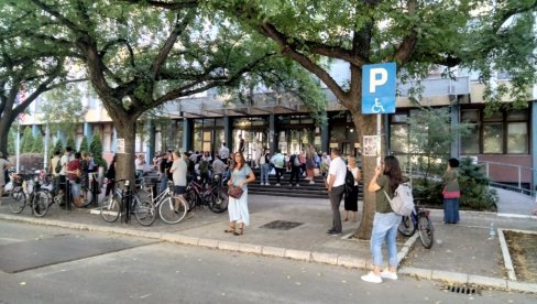 СПРЕЧАВАЛИ ЈАВНОГ ТУЖИОЦА ДА УЂЕ У СУД: Ухапшена два мушкарца у Новом Саду