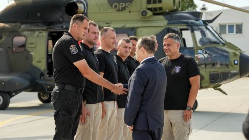 ДАЧИЋ НА АЕРОДРОМУ: Дочекао посаде Хеликоптерске јединице МУП-а из Црне Горе