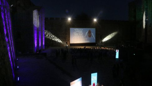 ПОЧЕО ДУНАВ ФИЛМ ФЕСТ НА СМЕДЕРЕВСКОЈ ТВРЂАВИ: Фестивал отворио филм „ Седеф магла“ Милорада Милинковића