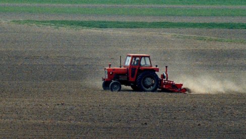 Orao njivu, našao zakopanih 600 miliona - u kešu! Metalna burad bila nekoliko metara pod zemljom