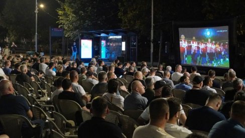 MINISTRI VLADE SRBIJE I PREDSTAVNICI SNS ISPRED SKUPŠTINE: Razgovaraju sa pristalicama i građanima