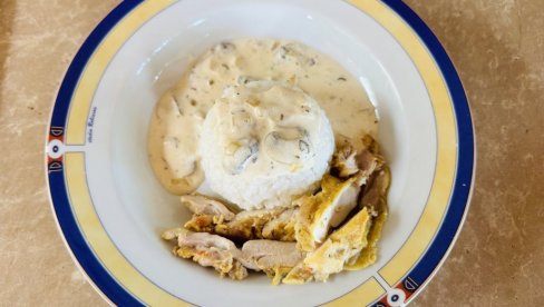 RECEPT: Pileći karabatak u sosu od pečuraka na pirinču