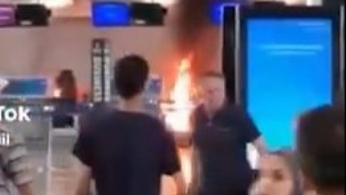 POGLEDAJTE NEVIĐEN HAOS NA AERODROMU U MILANU! Muškarac zapalio šalter, počeo sve da lomi čekićem, putnici u potpunoj panici beže