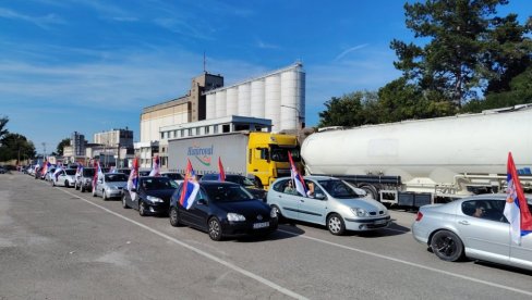 GRAĐANI PROTIV BLOKADA: Kolone vozila krenule iz Šapca i Krupnja ka Loznici  (FOTO/VIDEO)
