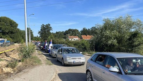 I VLADIMIRCI KRENULI NA SKUP PROTIV BLOKADA: Kolone automobila i srpske zastave (FOTO)