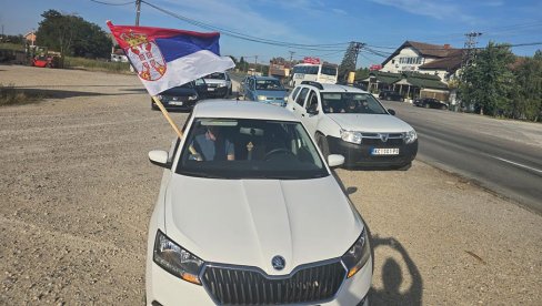 GRAĐANI SU USTALI PROTIV BLOKADA: Iz Koceljeve krenuli na skup u Loznici