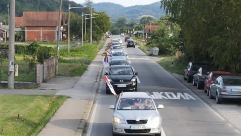 МАЛИ ЗВОРНИК КРЕНУО НА СКУП ПРОТИВ БЛОКАДА: Вијоре се српске тробојке у великој колони возила (ФОТО/ВИДЕО)