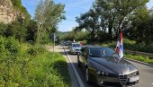 LJUBOVIJA JE KRENULA NA SKUP PROTIV BLOKADA: Vijore se zastave u kolonama automobila (FOTO)