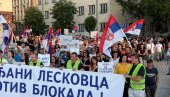 ЛЕСКОВАЦ ПРОТИВ БЛОКАДА: Велики број људи изашао да искаже своју подршку скупу против блокада (ФОТО/ВИДЕО)