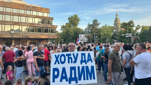 ВРБАС ПРОТИВ БЛОКАДА: Велики број људи изашао да искаже своју подршку скупу против блокада (ФОТО)