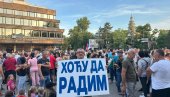 ВРБАС ПРОТИВ БЛОКАДА: Велики број људи изашао да искаже своју подршку скупу против блокада (ФОТО)