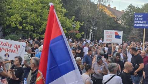 КИКИНДА ПРОТИВ БЛОКАДА: Велики број људи изашао да искаже своју подршку скупу против блокада (ФОТО)