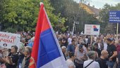 КИКИНДА ПРОТИВ БЛОКАДА: Велики број људи изашао да искаже своју подршку скупу против блокада (ФОТО)