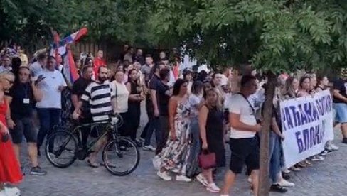 VRANJE PODRŽALO SKUP PROTIV BLOKADA: Veliki broj ljudi izašao na ulice (VIDEO)