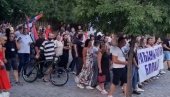 VRANJE PODRŽALO SKUP PROTIV BLOKADA: Veliki broj ljudi izašao na ulice (VIDEO)