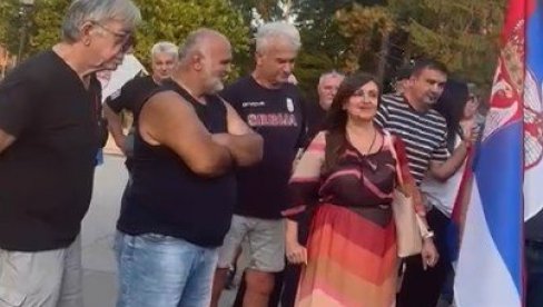 СРЕМСКИ КАРЛОВЦИ ПОДРЖАЛИ СКУП ПРОТИВ БЛОКАДА: Велики број људи изашао на улице (ВИДЕО)