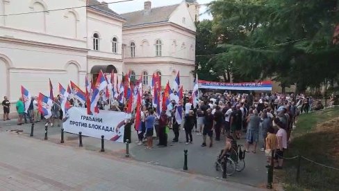 GRAĐANI APATINA PODRŽALI SKUP PROTIV BLOKADA: Veliki broj ljudi izašao na ulice, žele da se vrate normalnom životu (VIDEO)