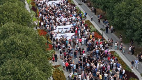 MOĆNE SLIKE IZ SOMBORA: Građani ustali protiv blokada i poslali jasne poruke (FOTO)
