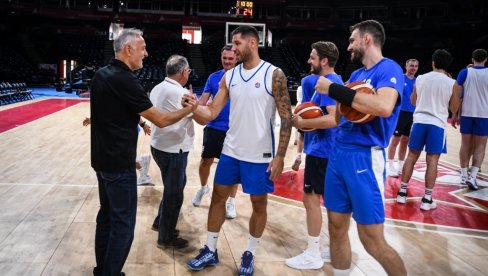 У ОДЛИЧНОМ РАСПОЛОЖЕЊУ: Министар Гајић посетио кошаркашку репрезентацију Србије и послао моћну поруку (ФОТО)