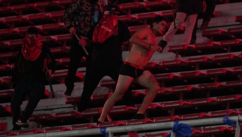 STRAVIČNE SCENE! Brutalna tuča navijača, padali sa tribina, jednog skroz skinuli, ima i mrtvih (VIDEO)