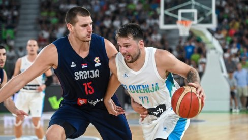 KAKAV CAR! Jokić odmara u poslednjoj deonici protiv Slovenije, pravi grimase i šali se sa ćerkicom (VIDEO)