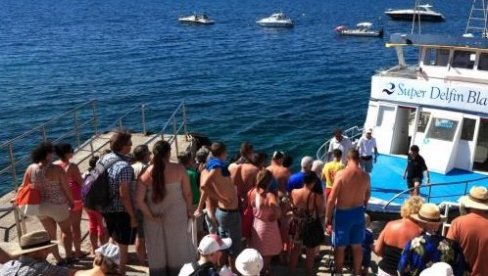 ALARM NA PLAŽI U ŠPANIJI: Zavladala opšta panika, turistima zabranjeno kupanje (VIDEO)