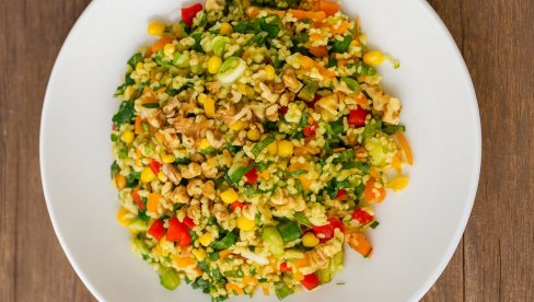 SALATA OD KINOE SA POVRĆEM, ORASIMA I SVEŽIM BILJEM-Recept za svežu letnju salatu