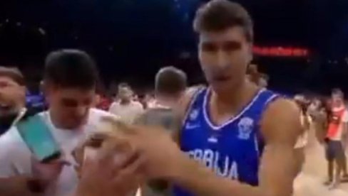 НИ СТИДА НИ СРАМА! Богдана Богдановића оптужили да је бацио дрес, а ево шта се заправо десило (ВИДЕО)