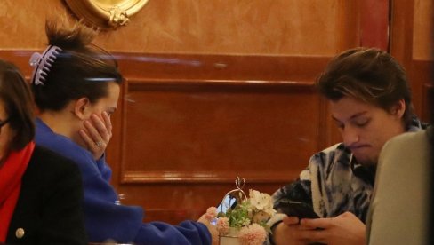 ГЛУМИЦА УСВОЈИЛА ДЕТЕ У 22. ГОДИНИ: Мили стигла ћеркица, муж јој је син једног од најпопуларнијих певача у историји (ФОТО)