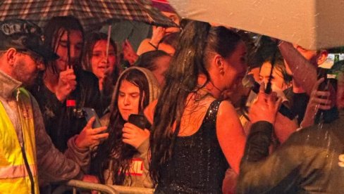 ПО НАЈВЕЋЕМ НЕВРЕМЕНУ, НИКО НИЈЕ ХТЕО КУЋИ: Киша је пљуштала, а Катарина Грујић Гобељић прошетала међу публиком и испуњавала музичке жеље