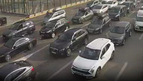 ВОЗИЛА МИЛЕ, ЗАУЗЕТО И ПО ПЕТ ТРАКА: Хаотичне гужве на граничним прелазима, ево где се најдуже чека