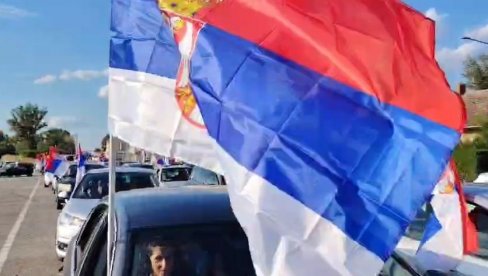 VIJORE SE TROBOJKE U KOLONI AUTOMOBILA: Građani Šapca krenuli u Vladimirce na skup protiv blokada (VIDEO)
