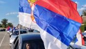 VIJORE SE TROBOJKE U KOLONI AUTOMOBILA: Građani Šapca krenuli u Vladimirce na skup protiv blokada (VIDEO)