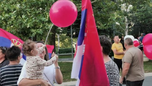 NAJLEPŠA SLIKA NA PROTESTU PROTIV BLOKADA: Srbija je pokazala svoje pravo lice (FOTO)