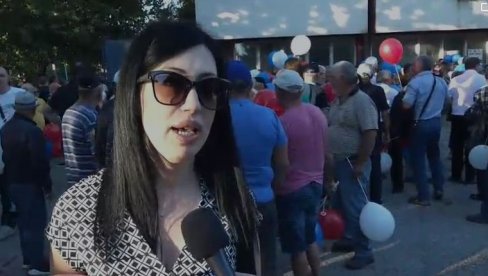 ДУГУЈЕМО НАШИМ ПРЕЦИМА БОРБУ ЗА НАШУ СРБИЈУ: Дирљива порука професорке историје на скупу грађана против блокада (ВИДЕО)