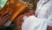 КАД МАЈКА НЕ СМЕ ДА ПРИСУСТВУЈЕ КРШТЕЊУ ДЕТЕТА: Мало ко зна да овај свечани чин прате бројна правила и обичаји
