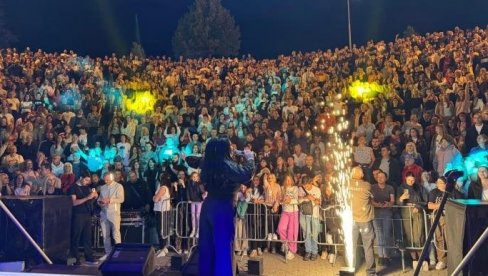 НИ ИГЛА НИЈЕ ИМАЛА ГДЕ ДА ПАДНЕ: Драгана Мирковић оборила још један рекорд и задала домаћи задатак у Плужинама (ФОТО)