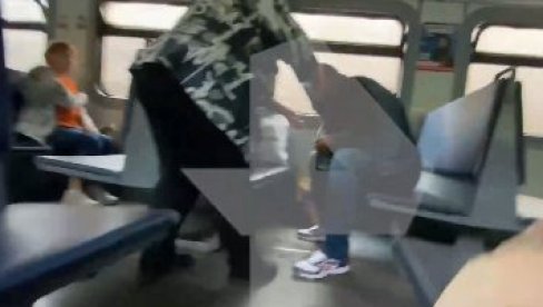 ПРАВИЛИ ХАОС: Тинејџери прскали бибер спреј у возу (ВИДЕО)