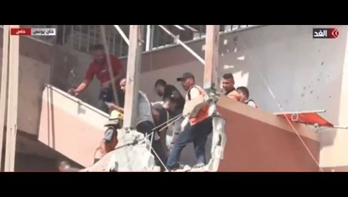 (UZNEMIRUJUĆE) BOMBA DIREKTNO POGODILA BOLNICU U GAZI: Kamere zabeležile jeziv udar granate na lekare koji su vadili ljude iz ruševina