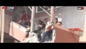(UZNEMIRUJUĆE) BOMBA DIREKTNO POGODILA BOLNICU U GAZI: Kamere zabeležile jeziv udar granate na lekare koji su vadili ljude iz ruševina