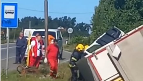 ЛАКШЕ ПОВРЕЂЕН СТРАНАЦ У САОБРАЋАЈНОЈ НЕЗГОДИ У СМЕДЕРЕВУ: Удес камиона и аутомобила на Коларској петљи