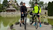HUMANITARNA VOŽNJA BICIKLOM DO KOSOVA I METOHIJE: Marko Nikolić i Srđan Veličković za decu obolelu od raka (FOTO)
