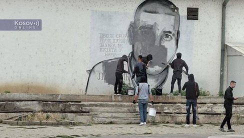 KURTI NASTAVLJA RAT PROTIV SRPSKIH MURALA: Prekrečeni i u Leposaviću i Sočanici - Na njima likovi preminulih srpskih mladića (VIDEO)