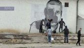 КУРТИ НАСТАВЉА РАТ ПРОТИВ СРПСКИХ МУРАЛА: Прекречени и у Лепосавићу и Сочаници - На њима ликови преминулих српских младића (ВИДЕО)