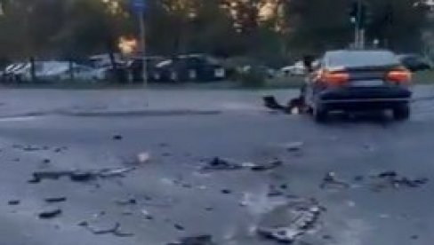 TEŠKA SAOBRAĆAJKA: Delovi automobila rasuti po raskrsnici, vozilo teško oštećeno (VIDEO)