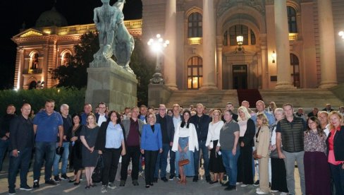 MINISTRI U VLADI I POSLANICI SNS SA GRAĐANIMA: Ispred Skupštine i studenti koji žele da uče